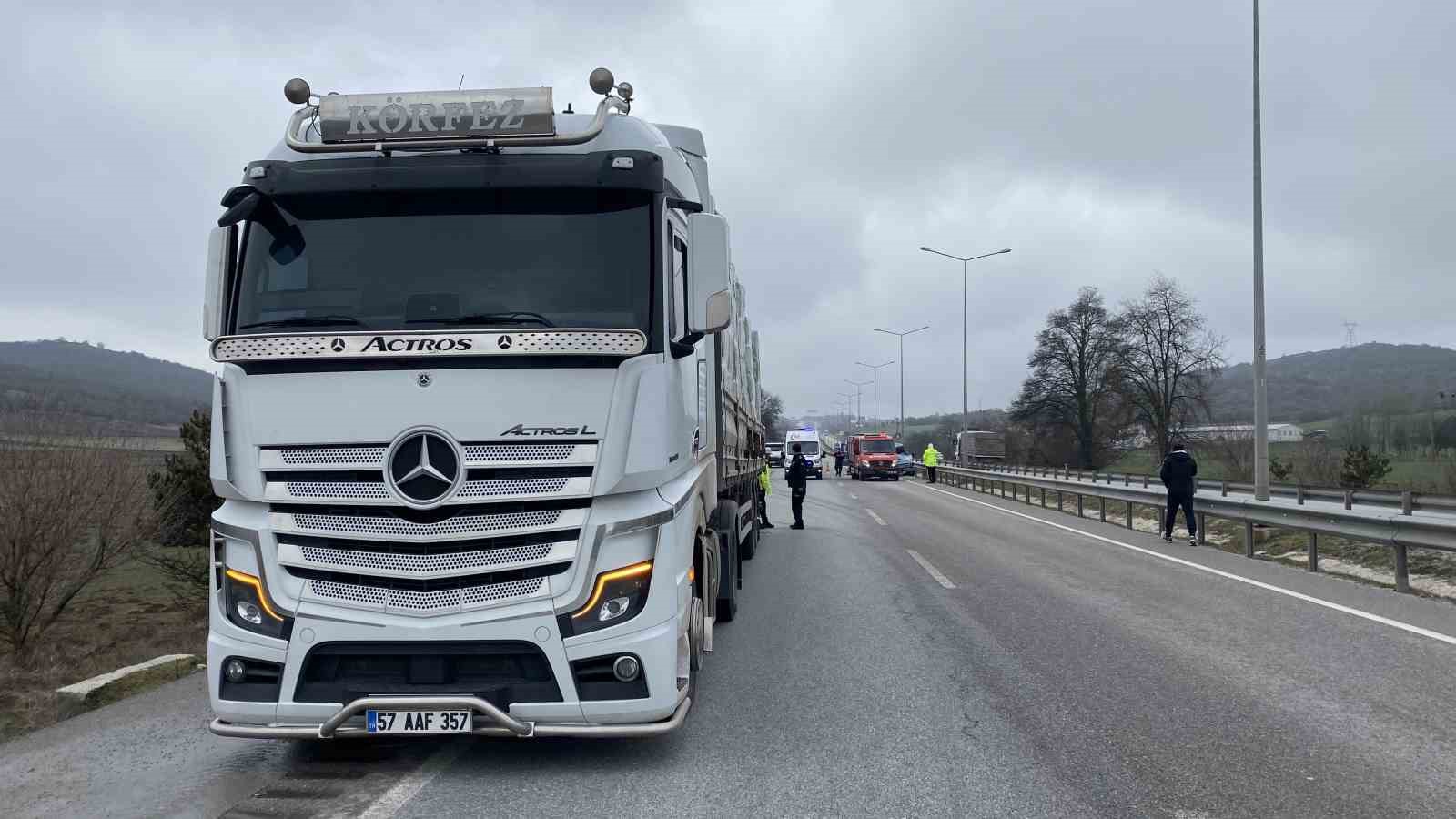 corumda-minibus-tira-carpti-surucu-aracta-sikisti-esi-ve-kizi-yola-savruldu