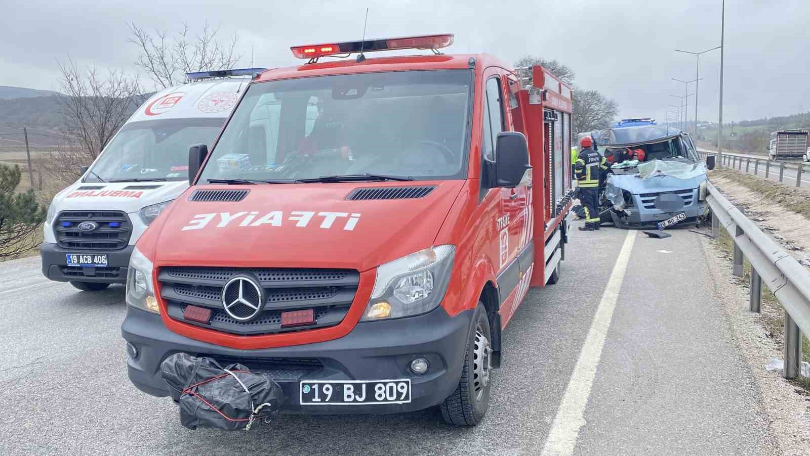 corumda-minibus-tira-carpti-surucu-aracta-sikisti-esi-ve-kizi-yola-savruldu