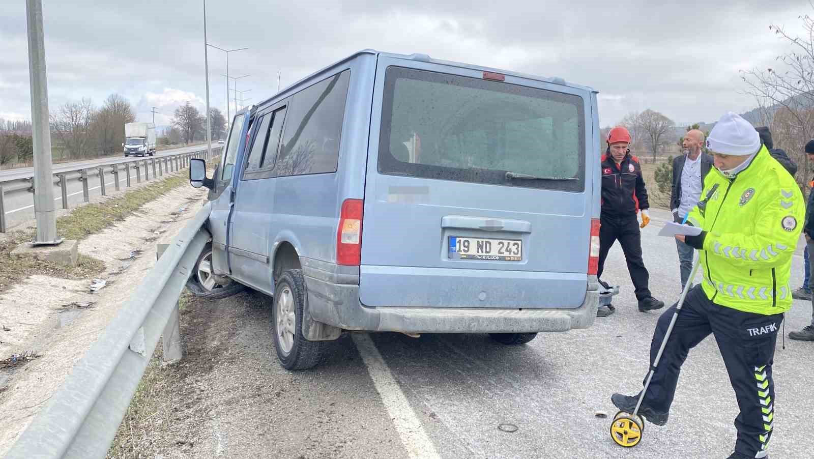 corumda-minibus-tira-carpti-surucu-aracta-sikisti-esi-ve-kizi-yola-savruldu