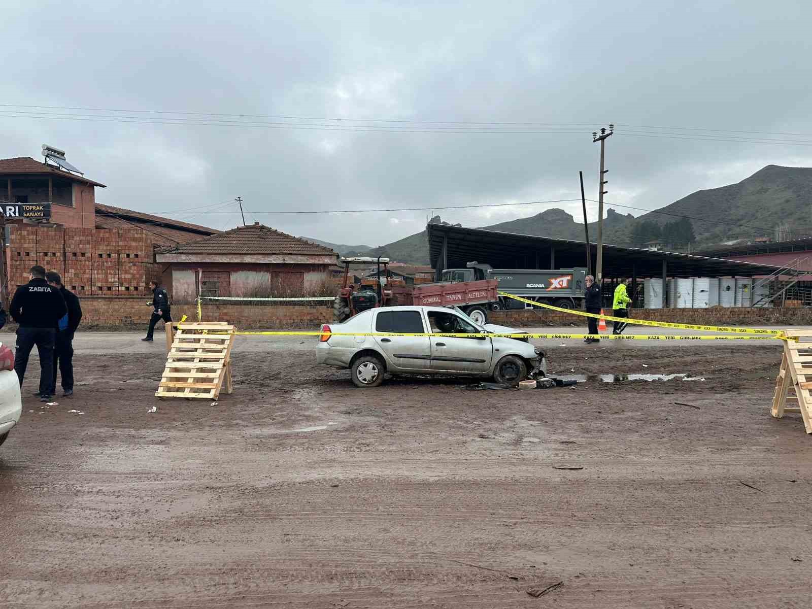 corumda-traktor-otomobille-carpisti-1-olu-2-yarali