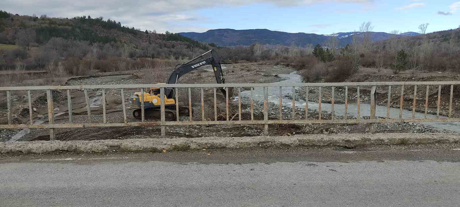 corumda-ulasima-kapanan-yolda-ulasim-gecici-kopruden-saglanacak