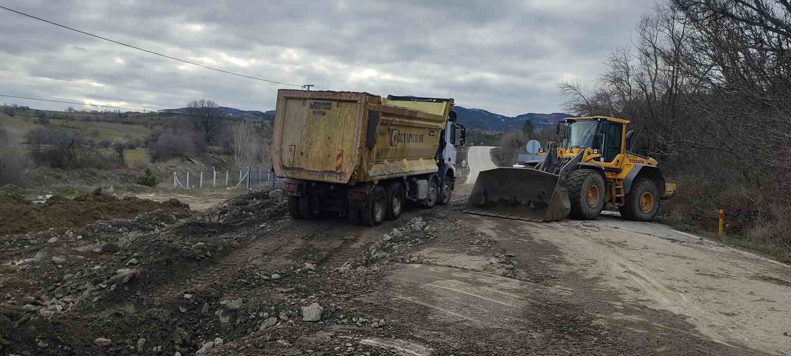 corumda-ulasima-kapanan-yolda-ulasim-gecici-kopruden-saglanacak