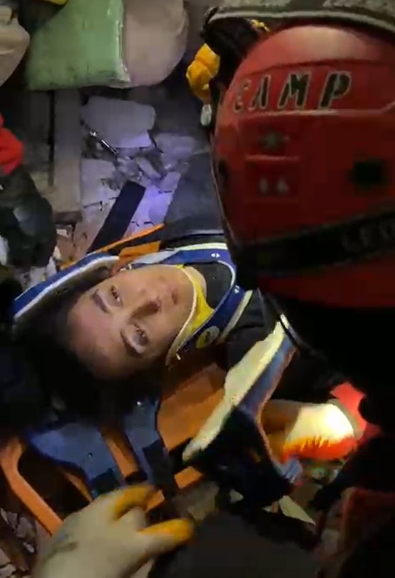 depremde-kurtardigi-genc-kizla-abla-kardes-oldu