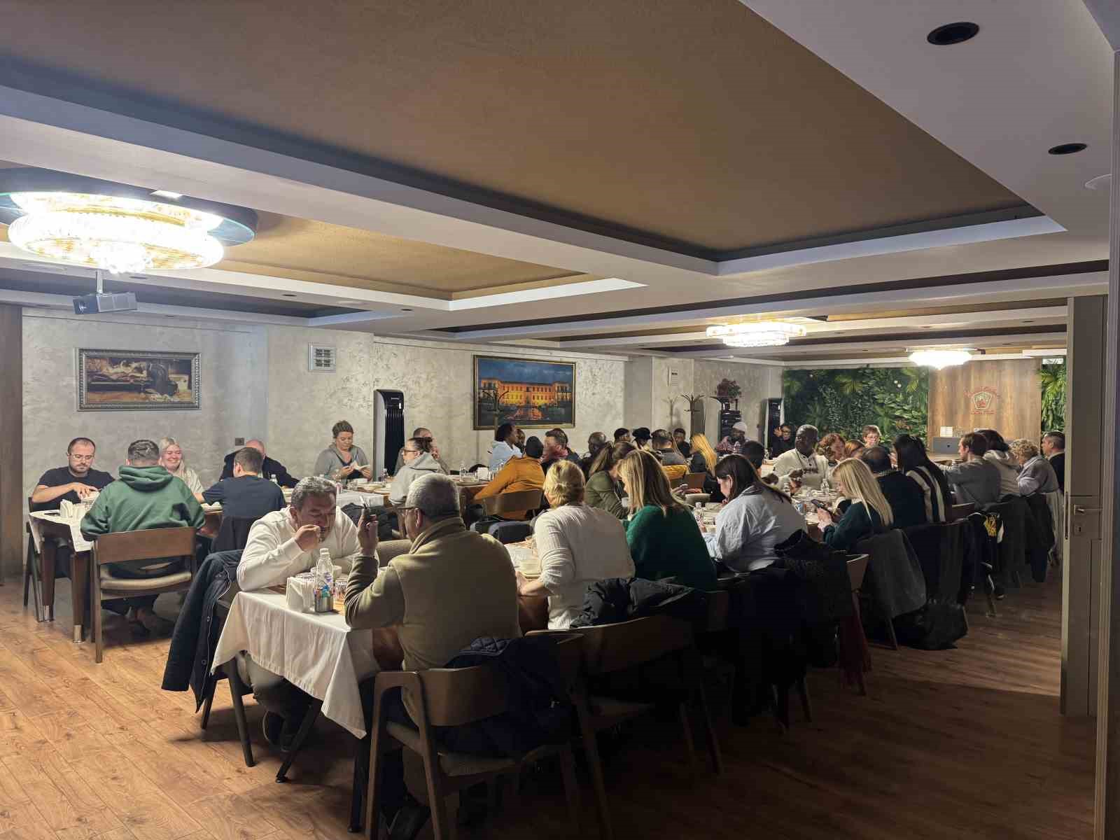 dunyanin-farkli-ulkelerinden-gelen-turizm-acente-temsilcileri-corumun-tarihi-mekanlarini-gezdi