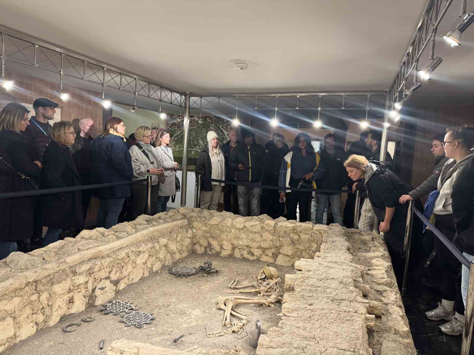 dunyanin-farkli-ulkelerinden-gelen-turizm-acente-temsilcileri-corumun-tarihi-mekanlarini-gezdi