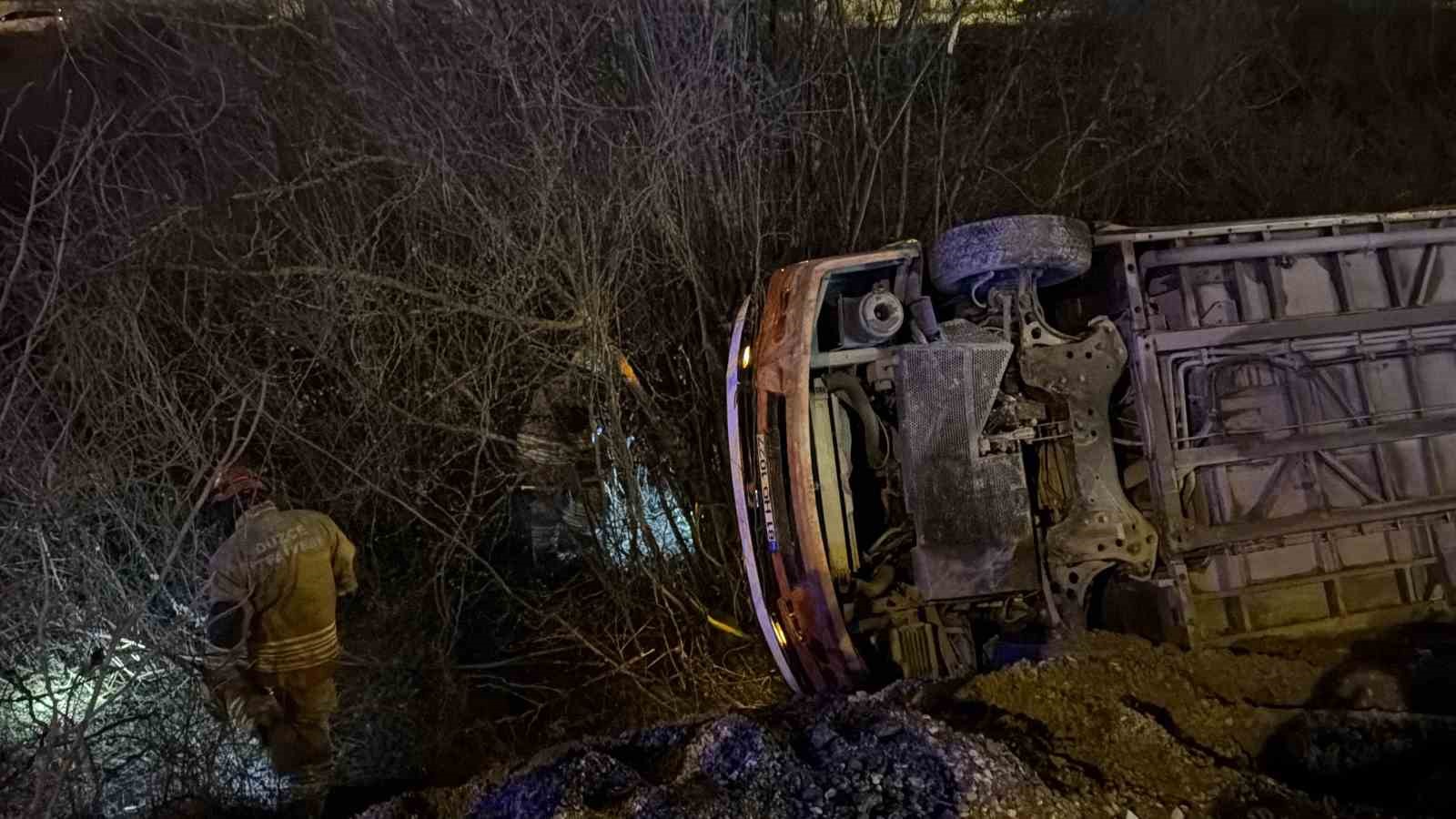 duzcede-otomobil-halk-otobusu-ile-carpisti-5-yarali