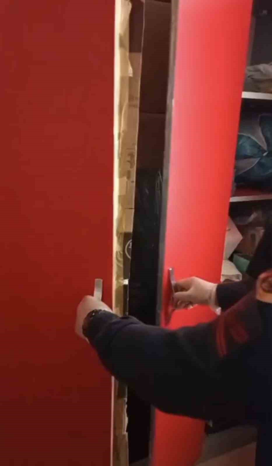 elbise-dolabinda-ozel-iklimlendirme-sistemiyle-uyusturucu-serasi