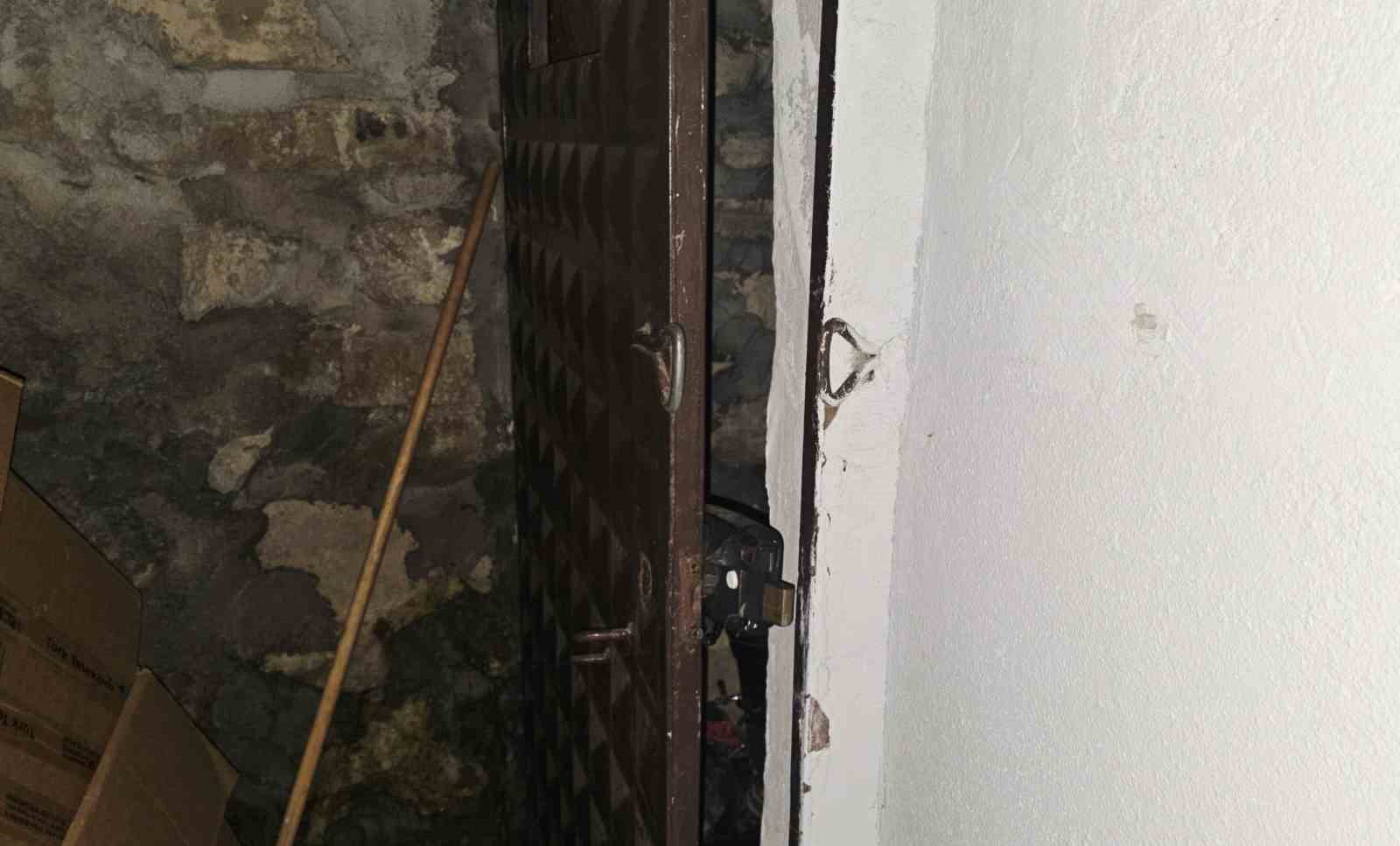 evlere-dadanan-hirsizlar-degerli-esya-bulamayinca-is-aletlerini-caldi