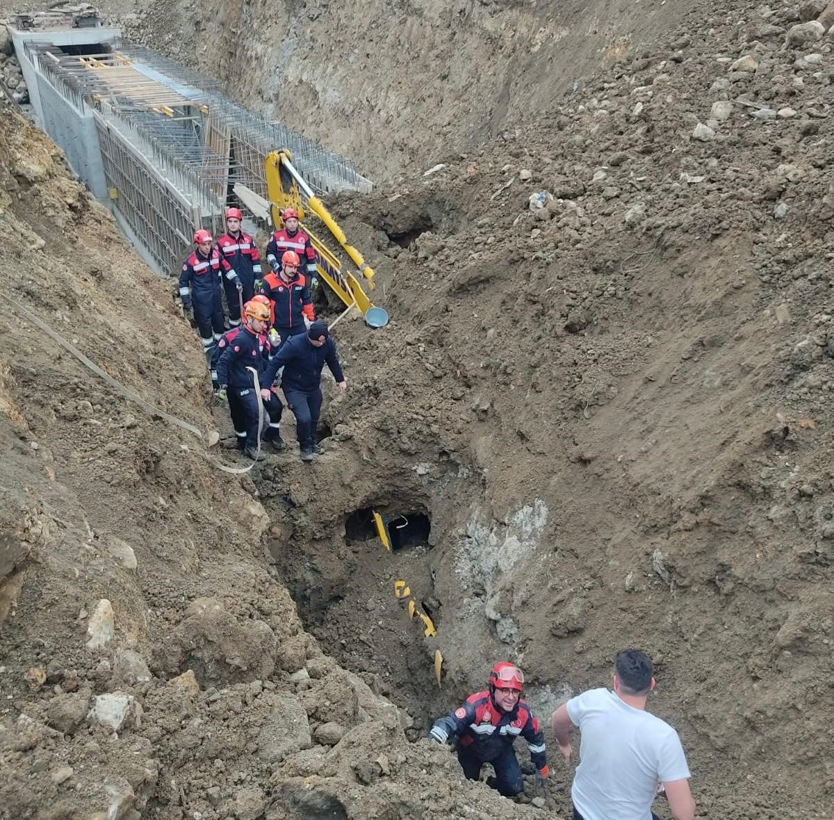 gocukte-toprak-altinda-kalan-is-makinesi-operatoru-kurtarildi