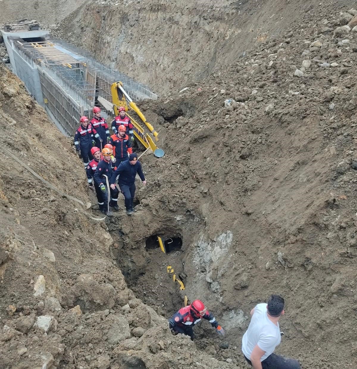 gocukte-toprak-altinda-kalan-is-makinesi-operatoru-kurtarildi