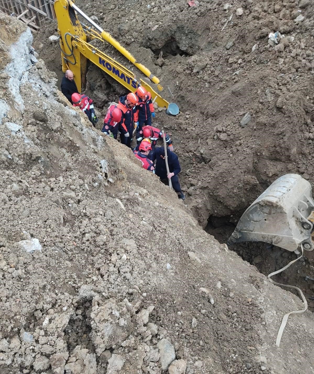 gocukte-toprak-altinda-kalan-is-makinesi-operatoru-kurtarildi