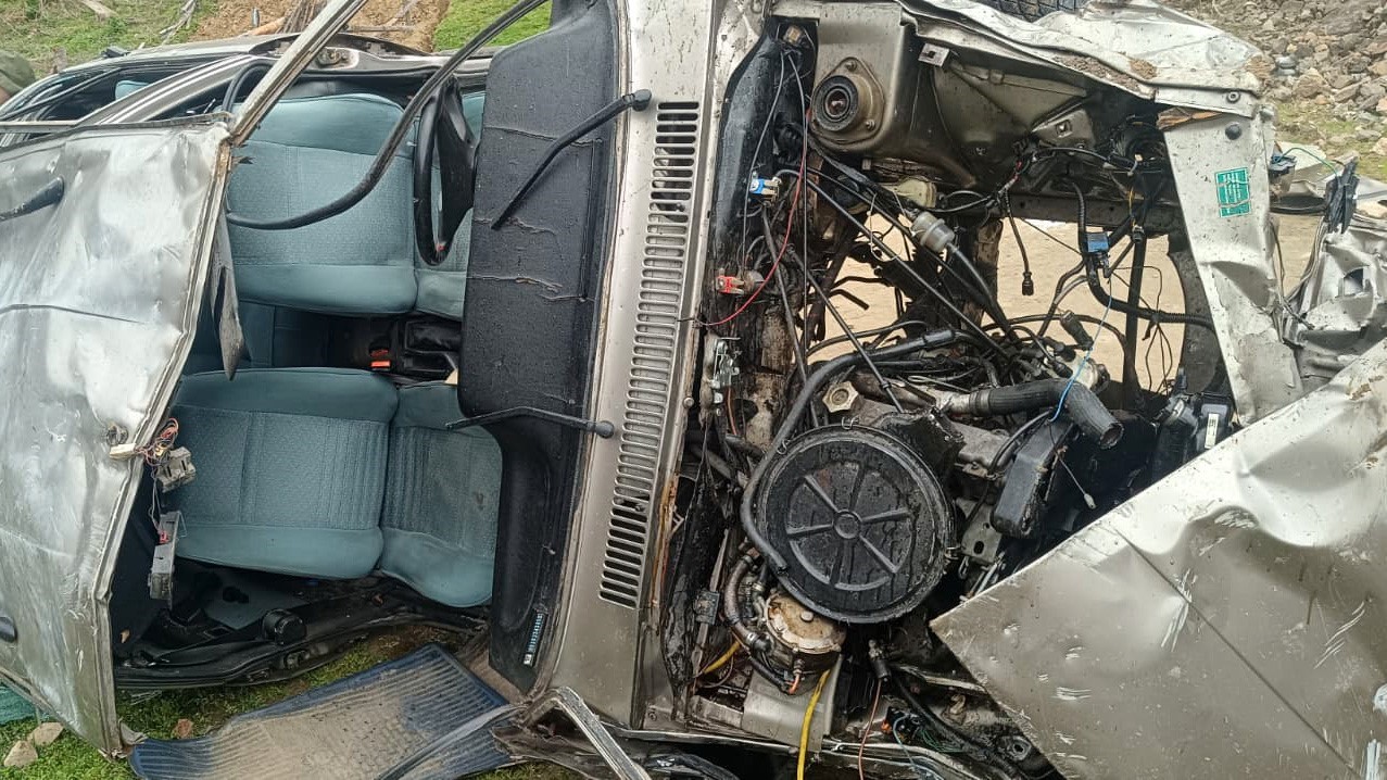 gumushanede-otomobil-ucuruma-yuvarlandi-1-olu