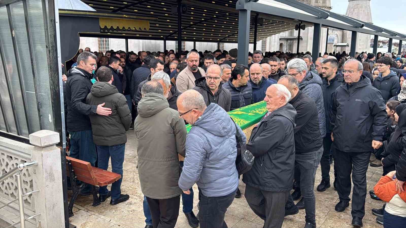 hali-sahada-kalp-krizi-geciren-ogretmen-hayatini-kaybetti