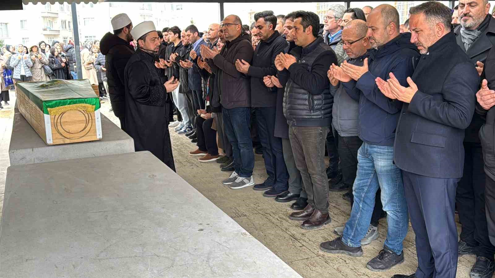 hali-sahada-kalp-krizi-geciren-ogretmen-hayatini-kaybetti