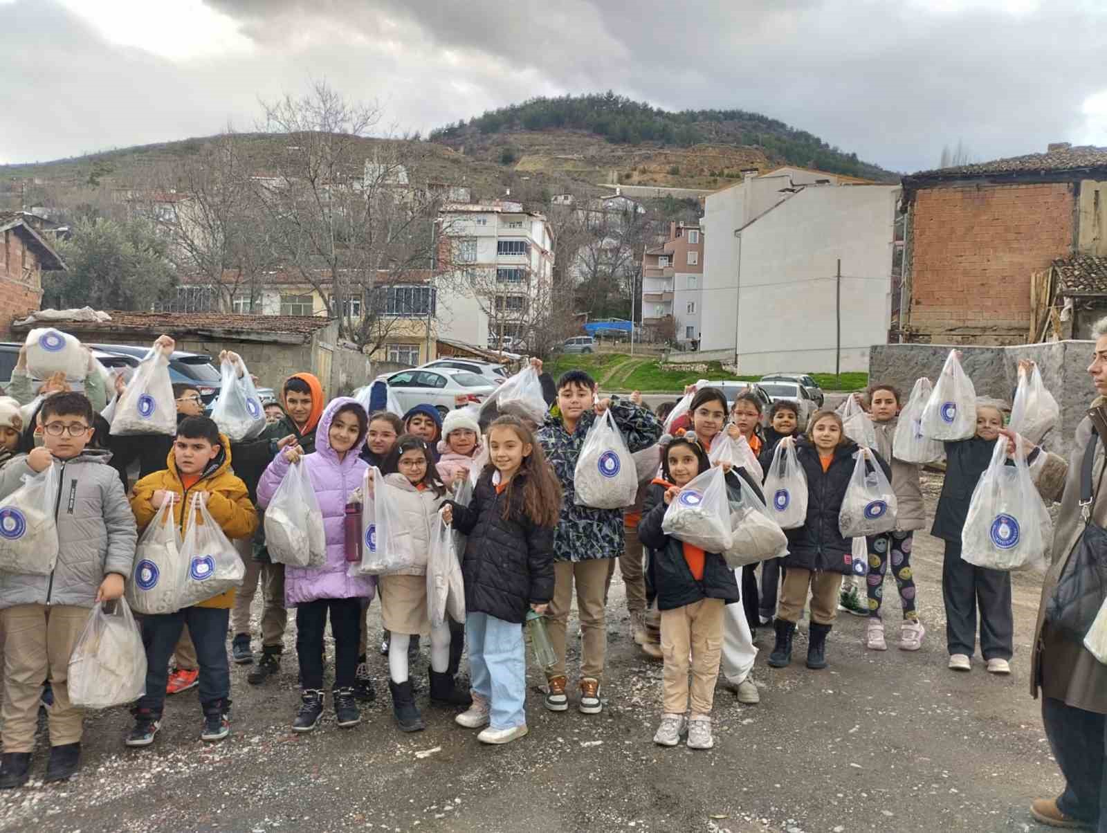 harcliklarini-biriktirip-yaslilarin-gonullerini-isittilar