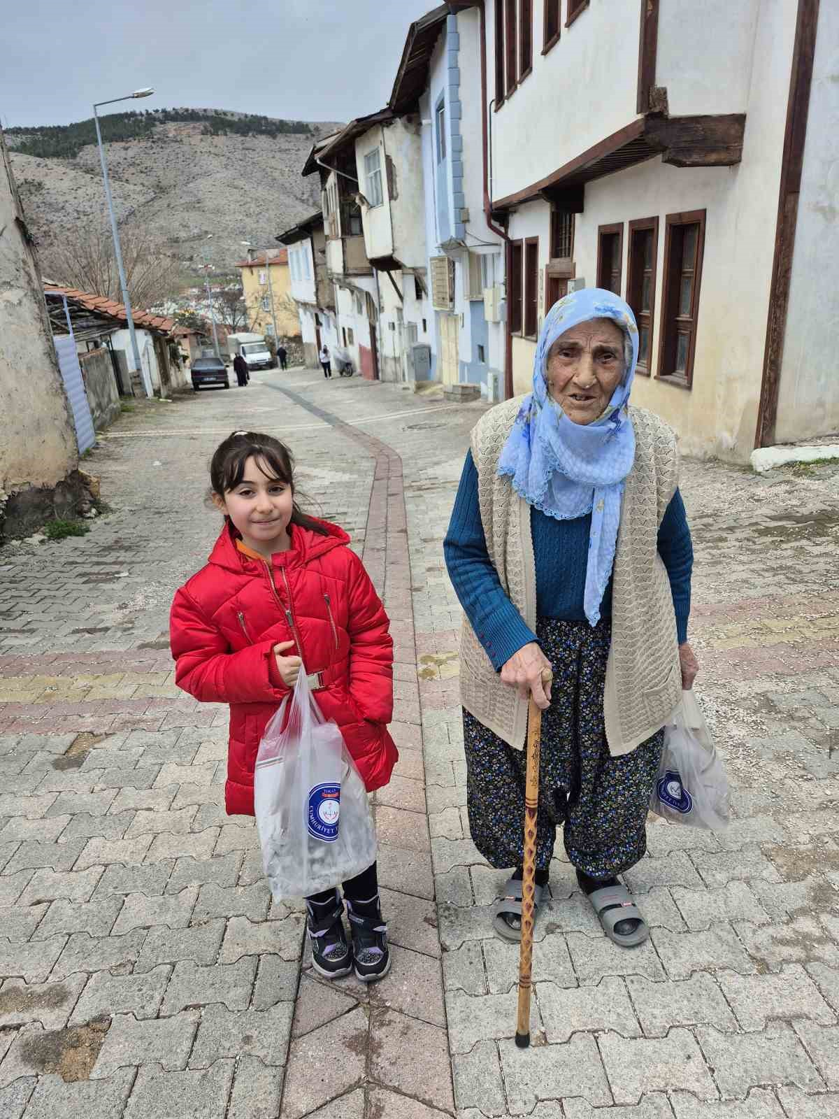 harcliklarini-biriktirip-yaslilarin-gonullerini-isittilar