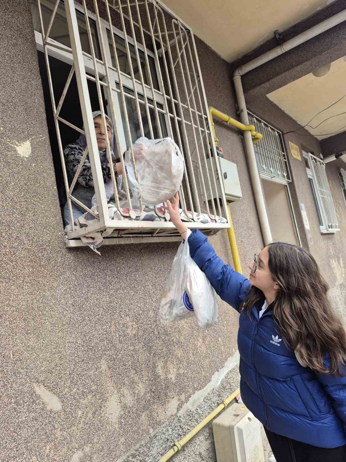 harcliklarini-biriktirip-yaslilarin-gonullerini-isittilar