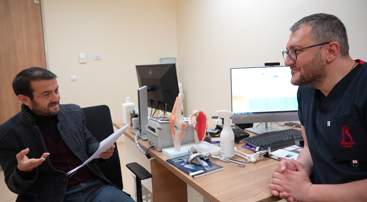 hastaneden-randevu-alamayinca-doktora-taslama-siir-yazdi