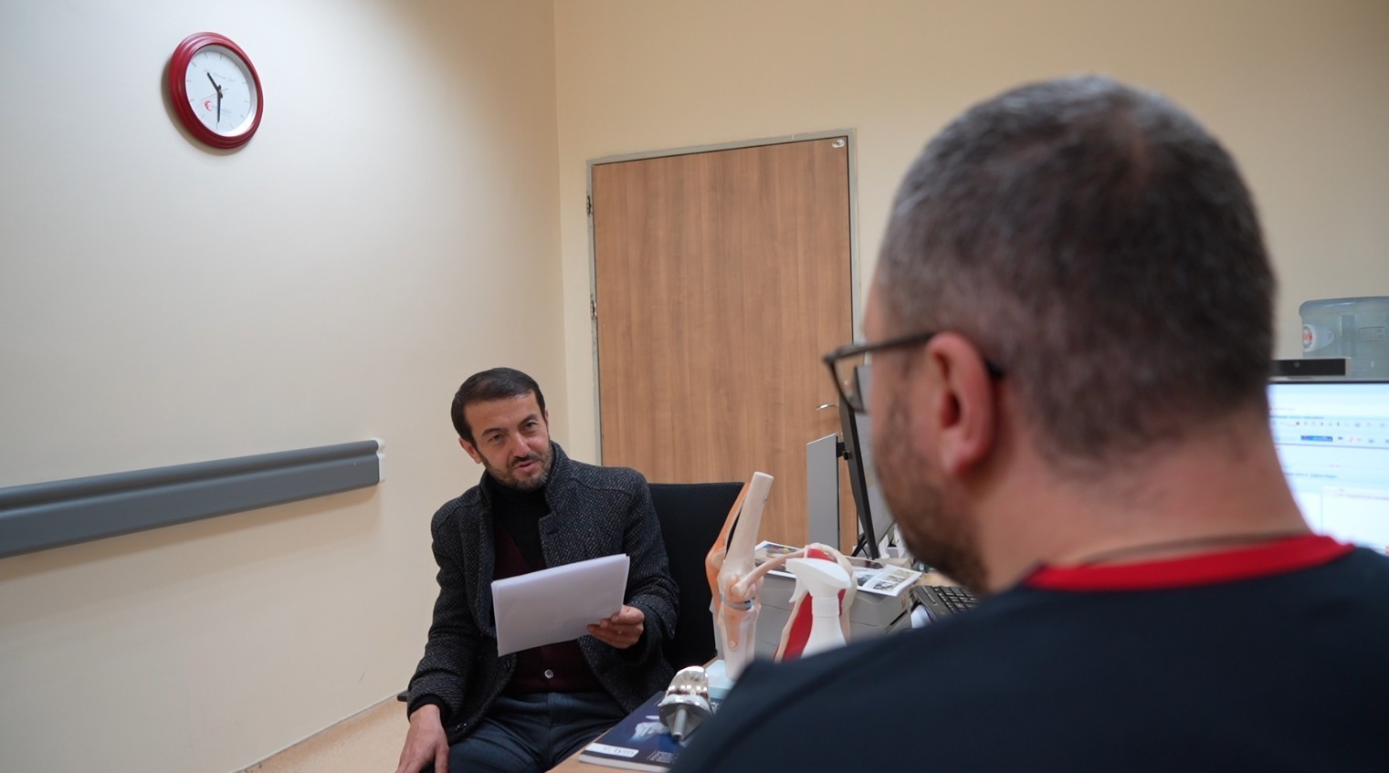 hastaneden-randevu-alamayinca-doktora-taslama-siir-yazdi