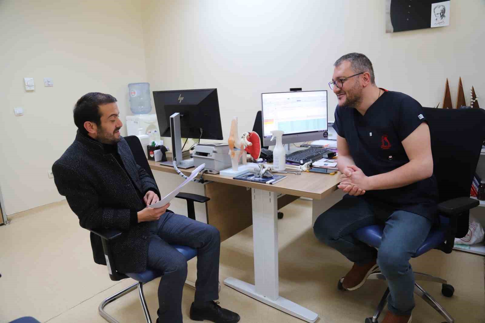 hastaneden-randevu-alamayinca-doktora-taslama-siir-yazdi