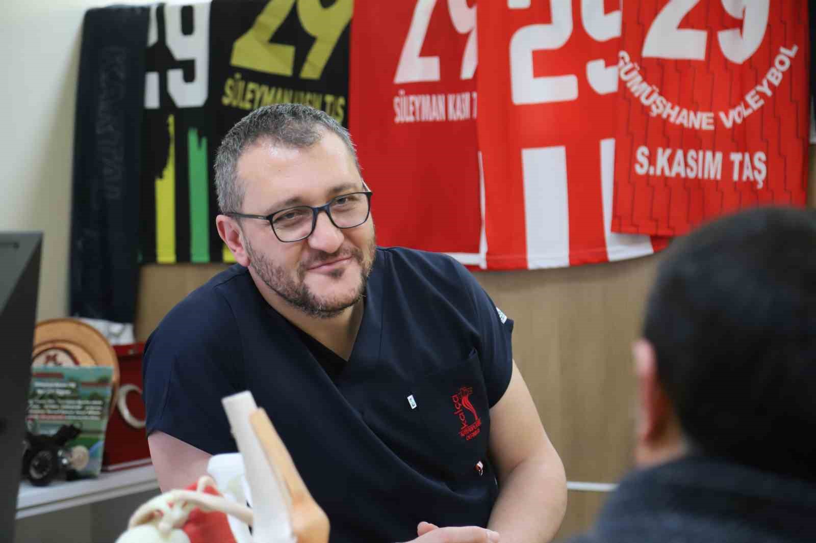 hastaneden-randevu-alamayinca-doktora-taslama-siir-yazdi