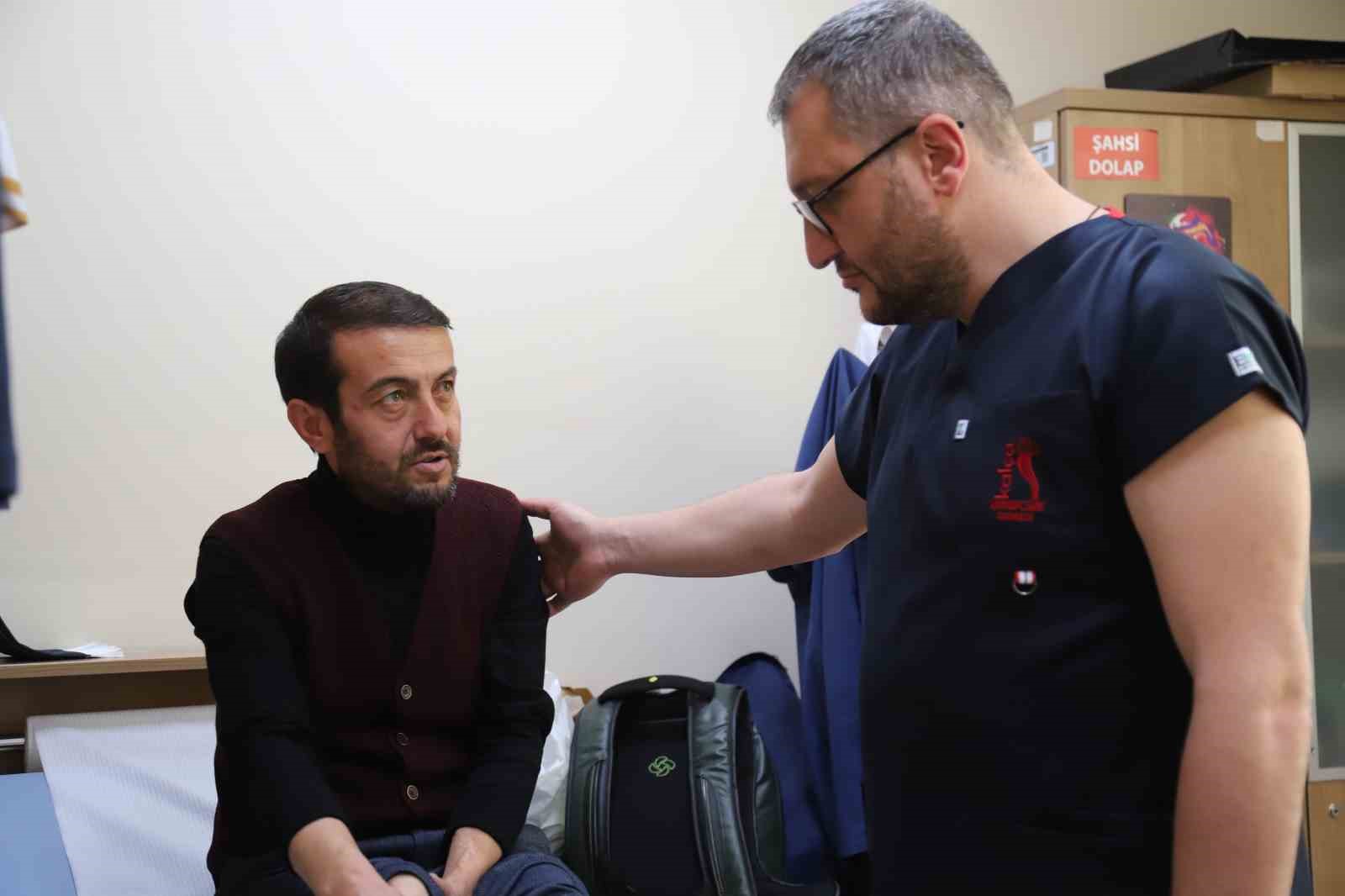 hastaneden-randevu-alamayinca-doktora-taslama-siir-yazdi