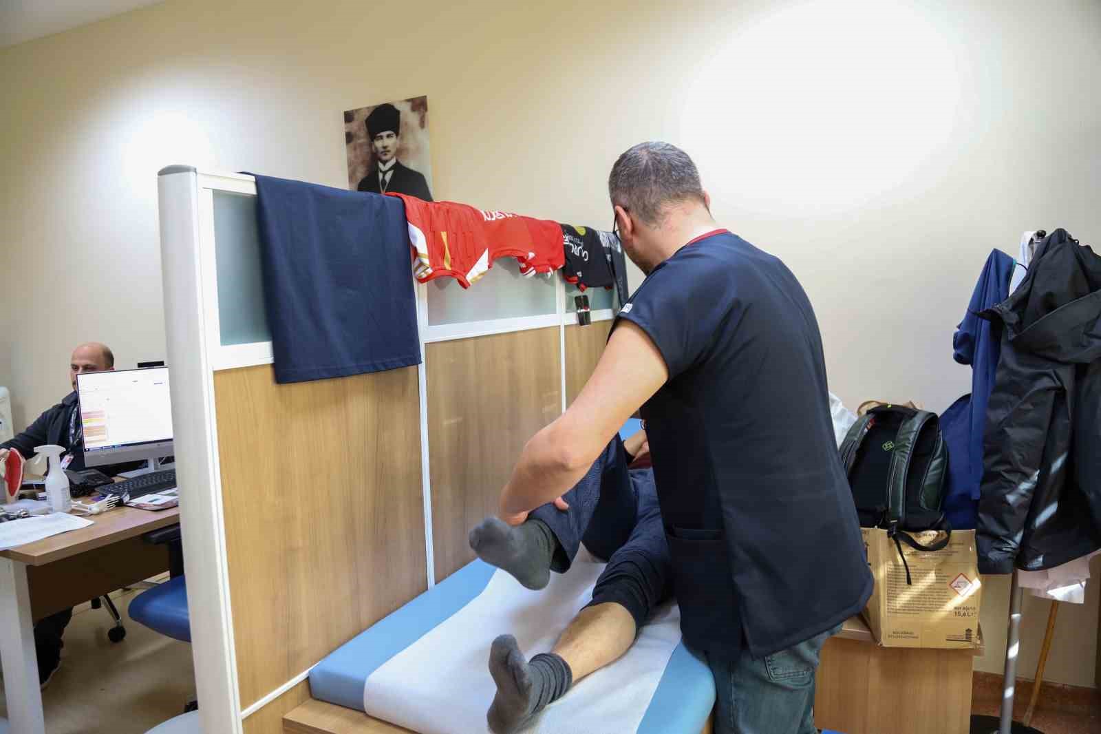 hastaneden-randevu-alamayinca-doktora-taslama-siir-yazdi