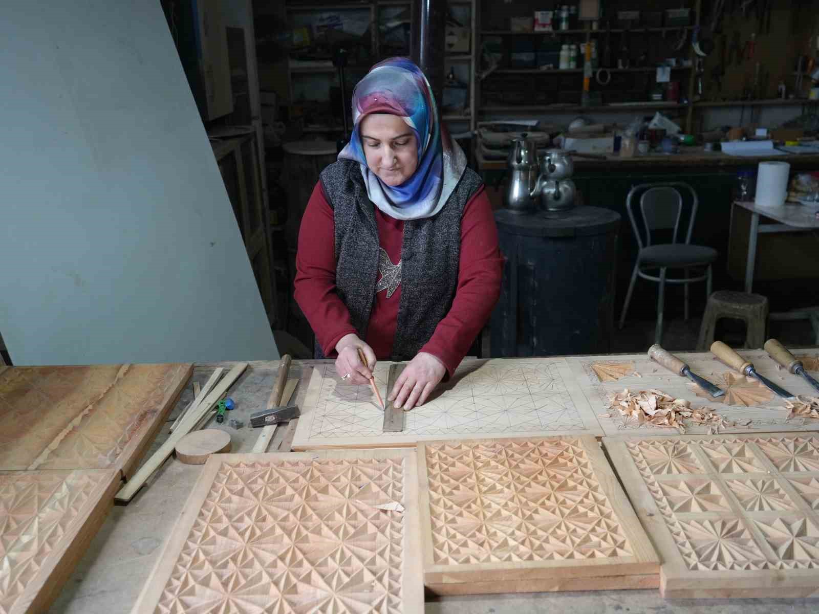 hobi-olarak-basladi-siparisler-ulke-geneline-yayildi-selcuklu-ve-osmanli-motifli-urunlere-yogun-talep