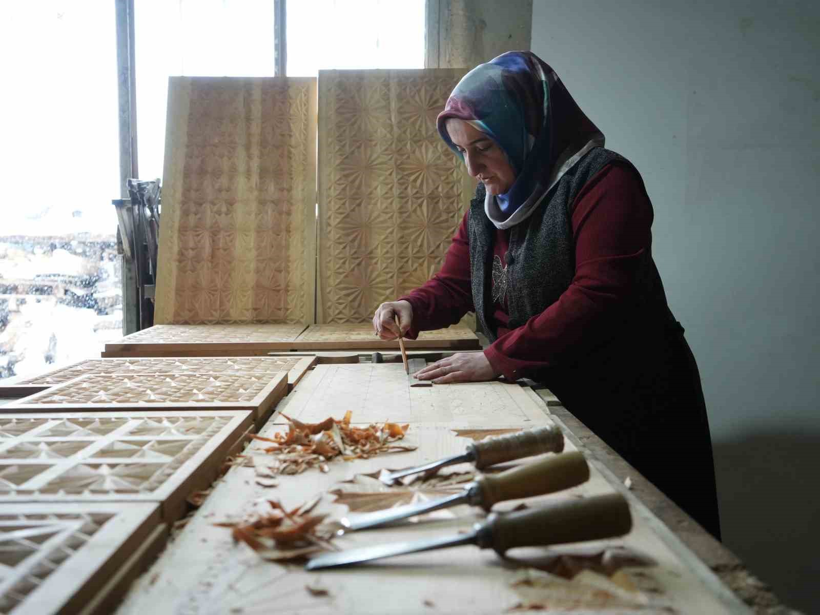 hobi-olarak-basladi-siparisler-ulke-geneline-yayildi-selcuklu-ve-osmanli-motifli-urunlere-yogun-talep