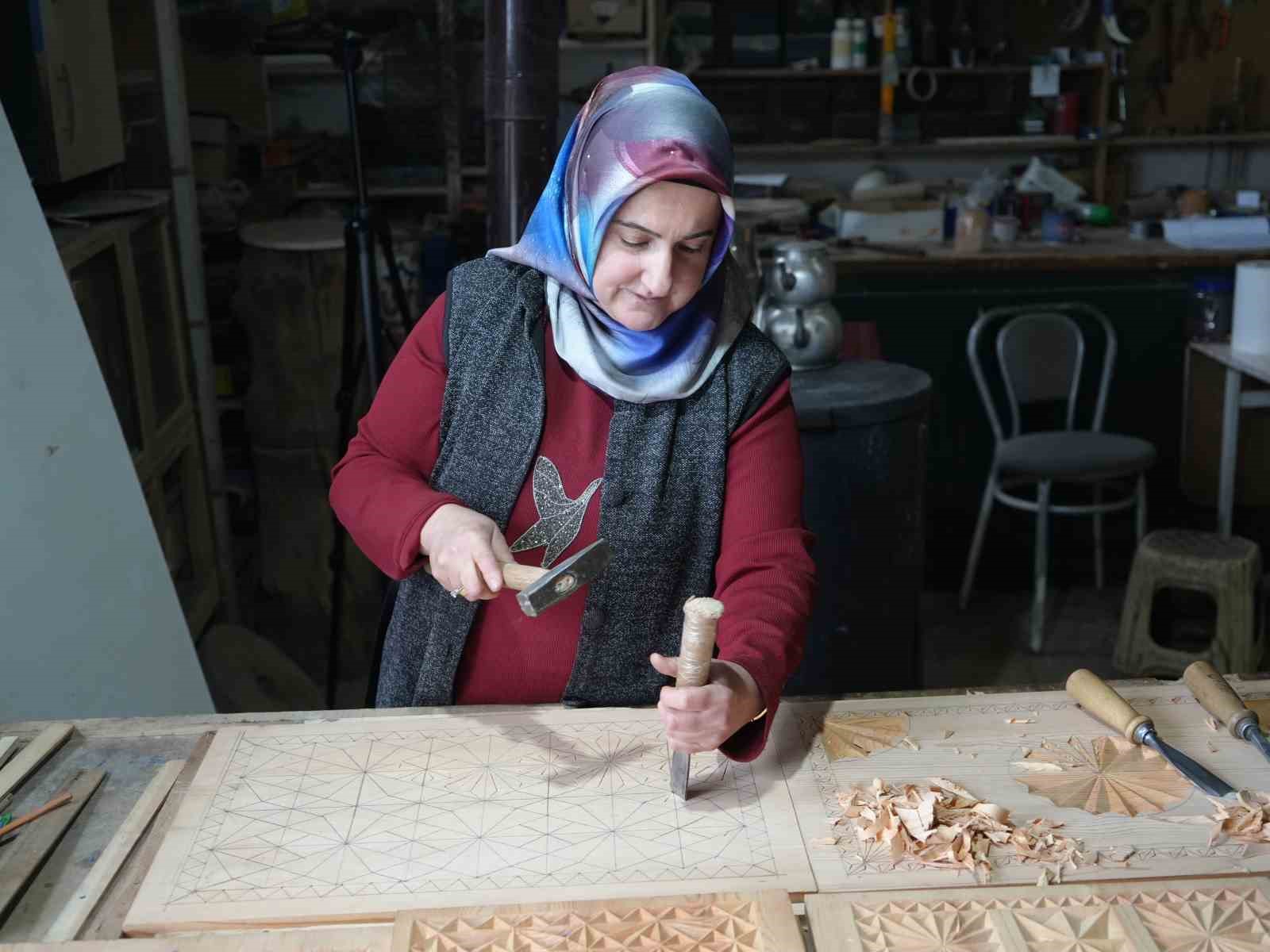 hobi-olarak-basladi-siparisler-ulke-geneline-yayildi-selcuklu-ve-osmanli-motifli-urunlere-yogun-talep