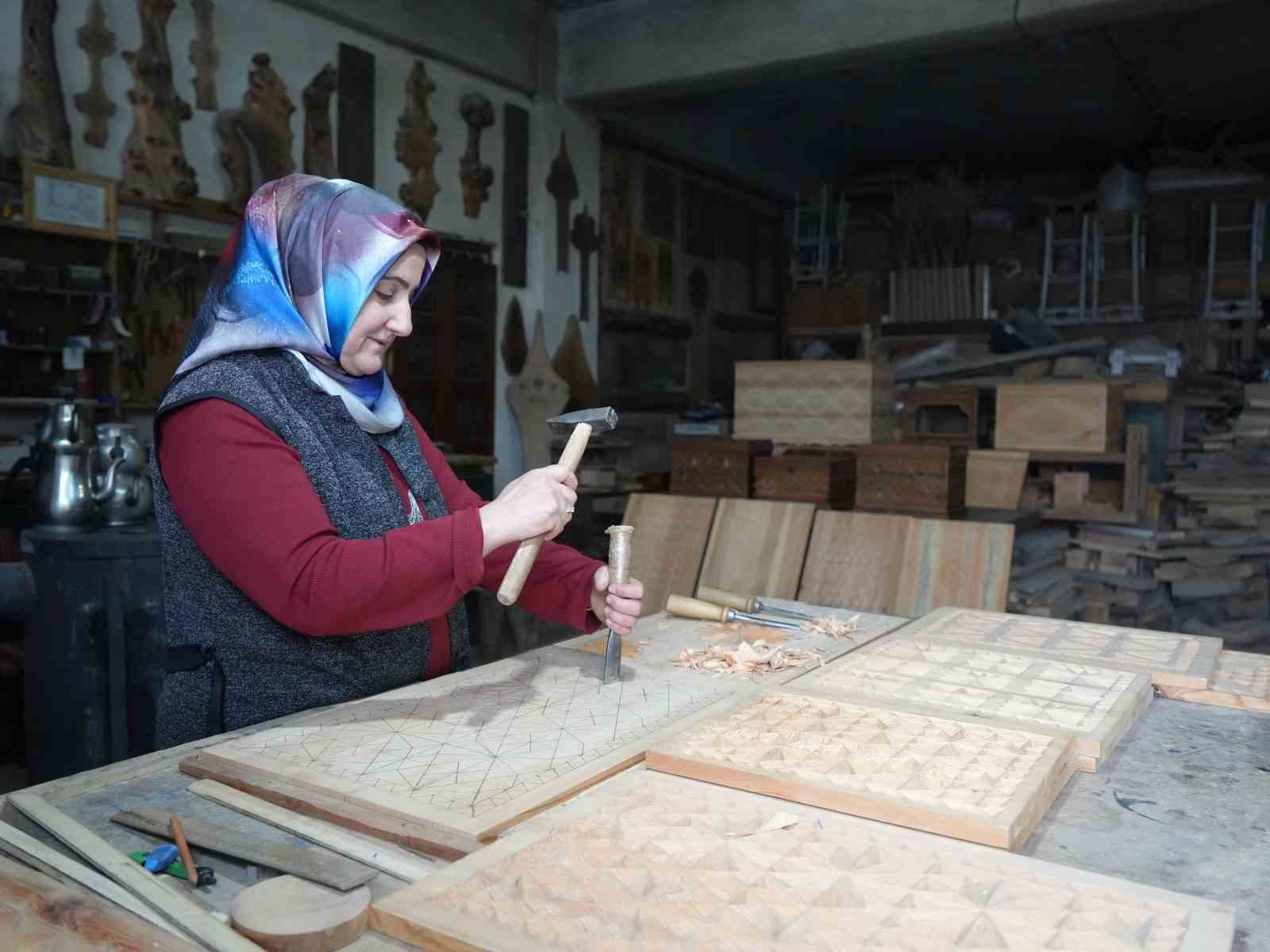 hobi-olarak-basladi-siparisler-ulke-geneline-yayildi-selcuklu-ve-osmanli-motifli-urunlere-yogun-talep