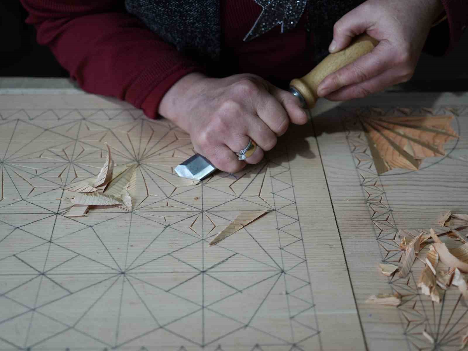 hobi-olarak-basladi-siparisler-ulke-geneline-yayildi-selcuklu-ve-osmanli-motifli-urunlere-yogun-talep