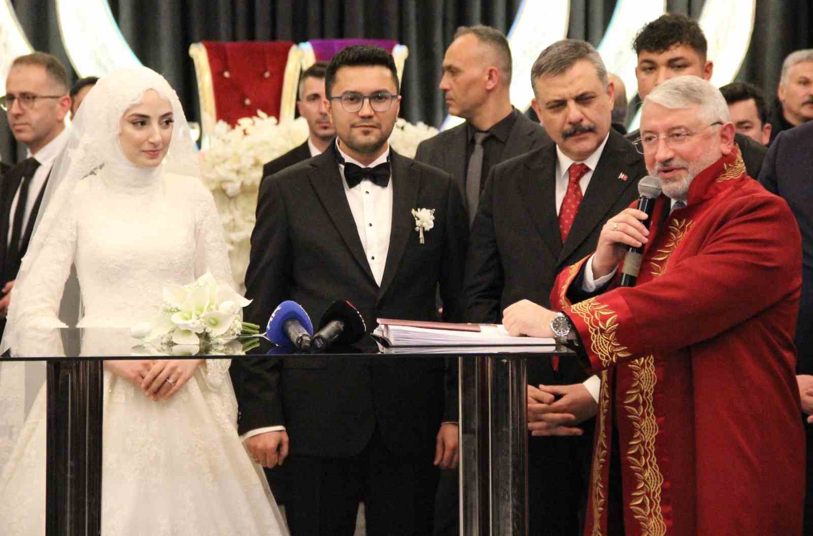 icisleri-bakani-mustafa-ciftci-corumda-nikah-sahidi-oldu