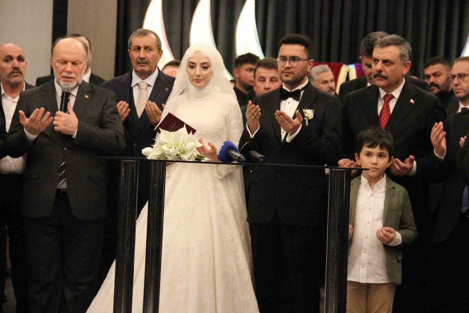 icisleri-bakani-mustafa-ciftci-corumda-nikah-sahidi-oldu