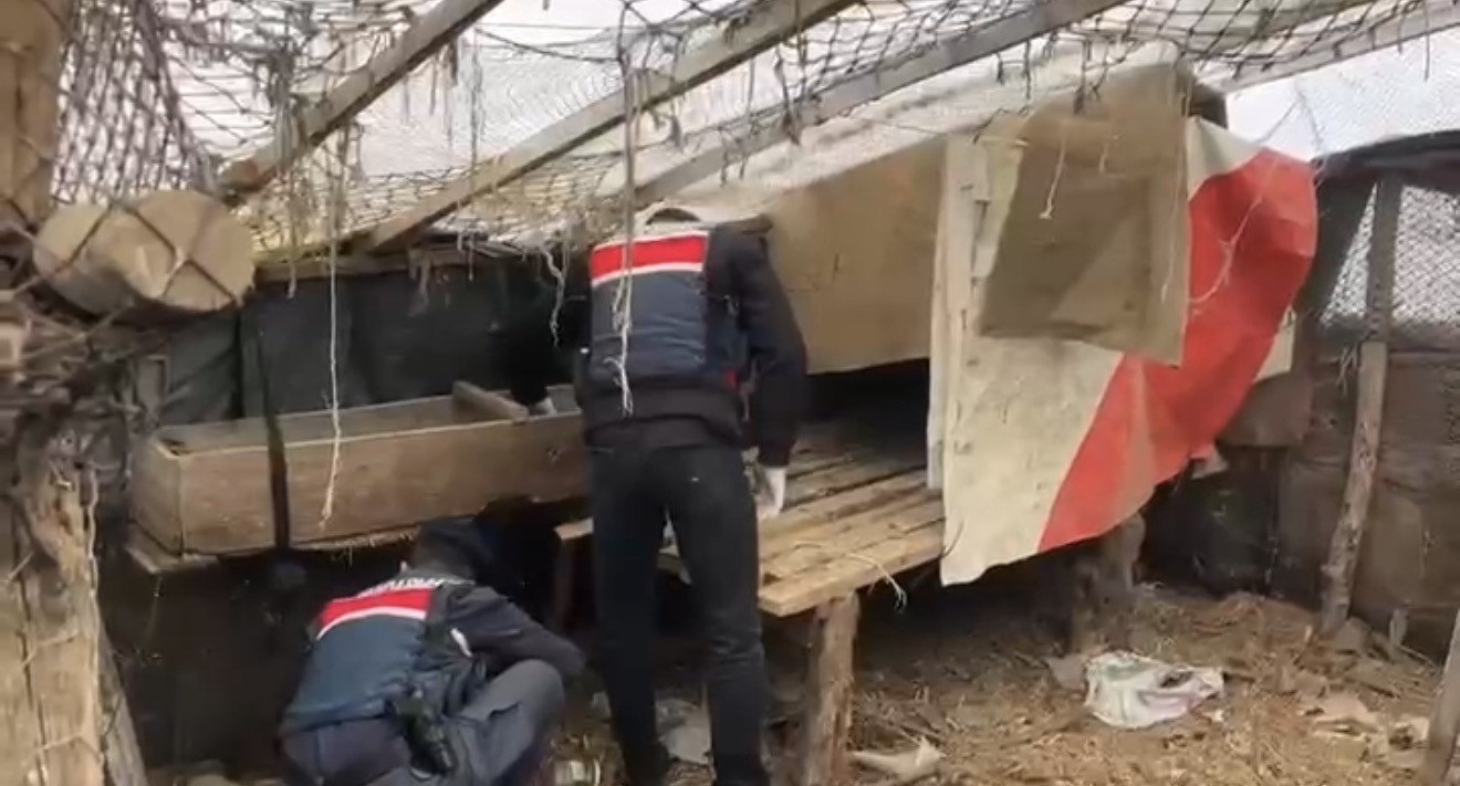 jandarma-kumese-saklanan-uyusturucuyu-ele-gecirdi-2-gozalti