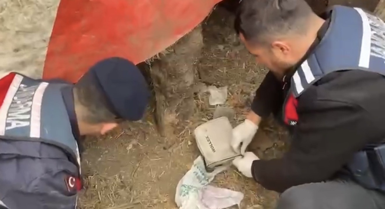 jandarma-kumese-saklanan-uyusturucuyu-ele-gecirdi-2-gozalti