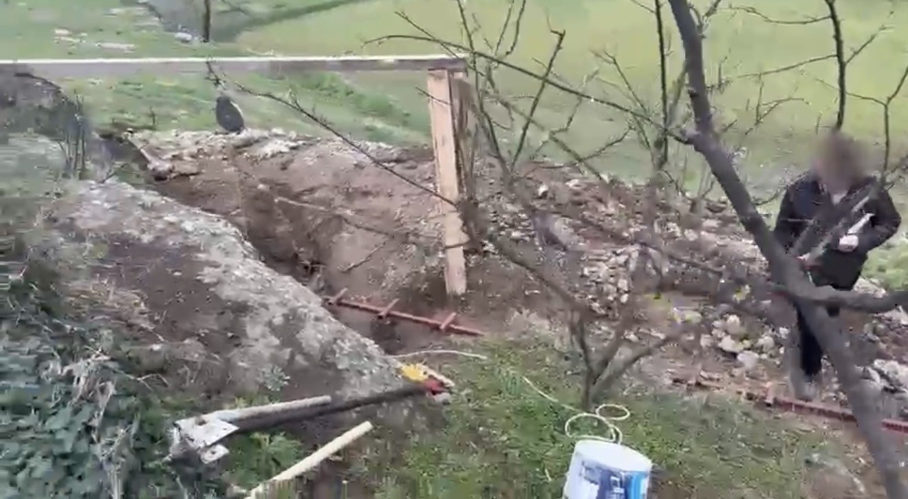 kanalizasyon-bahanesiyle-6-metrelik-define-cukuru-kazarken-yakalandilar