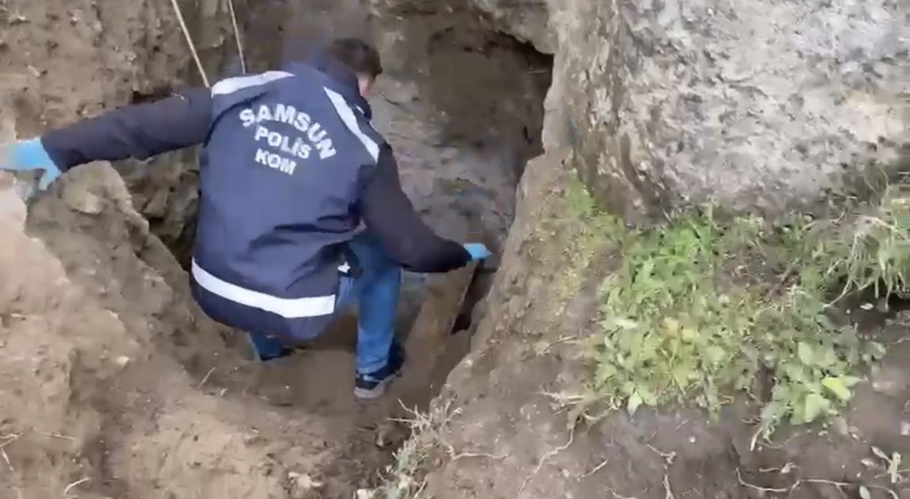 kanalizasyon-bahanesiyle-6-metrelik-define-cukuru-kazarken-yakalandilar