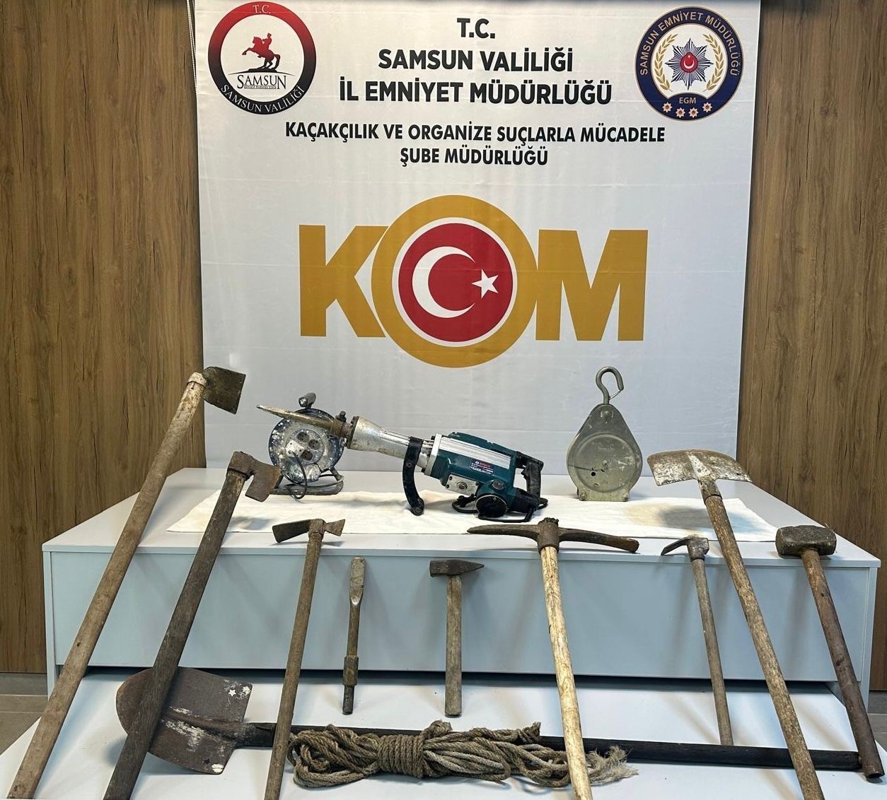 kanalizasyon-bahanesiyle-6-metrelik-define-cukuru-kazarken-yakalandilar