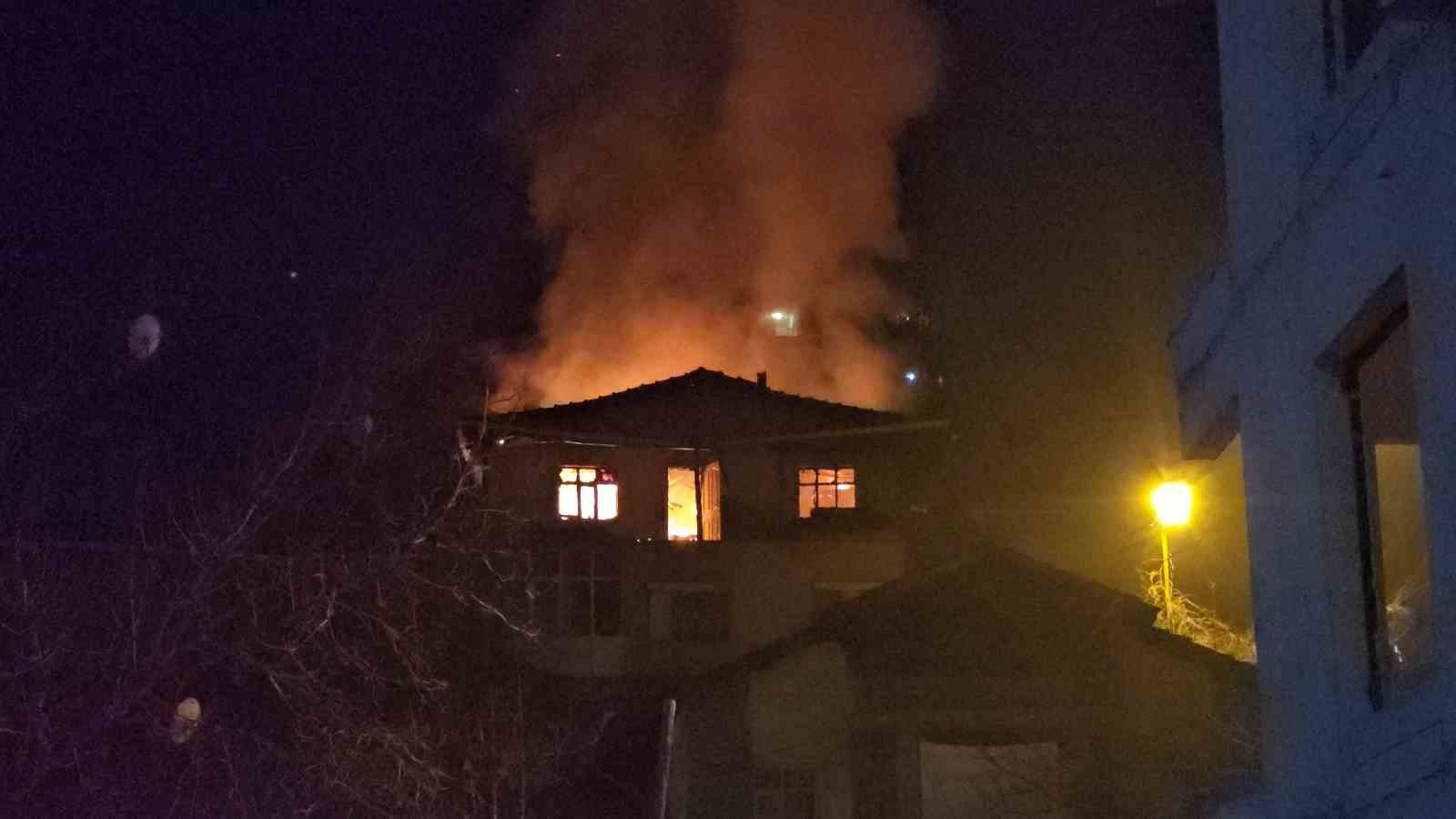 karabukte-3-katli-binada-yangin-mahsur-kalan-yasli-adam-kurtarildi