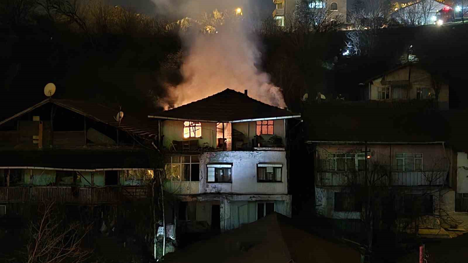 karabukte-3-katli-binada-yangin-mahsur-kalan-yasli-adam-kurtarildi