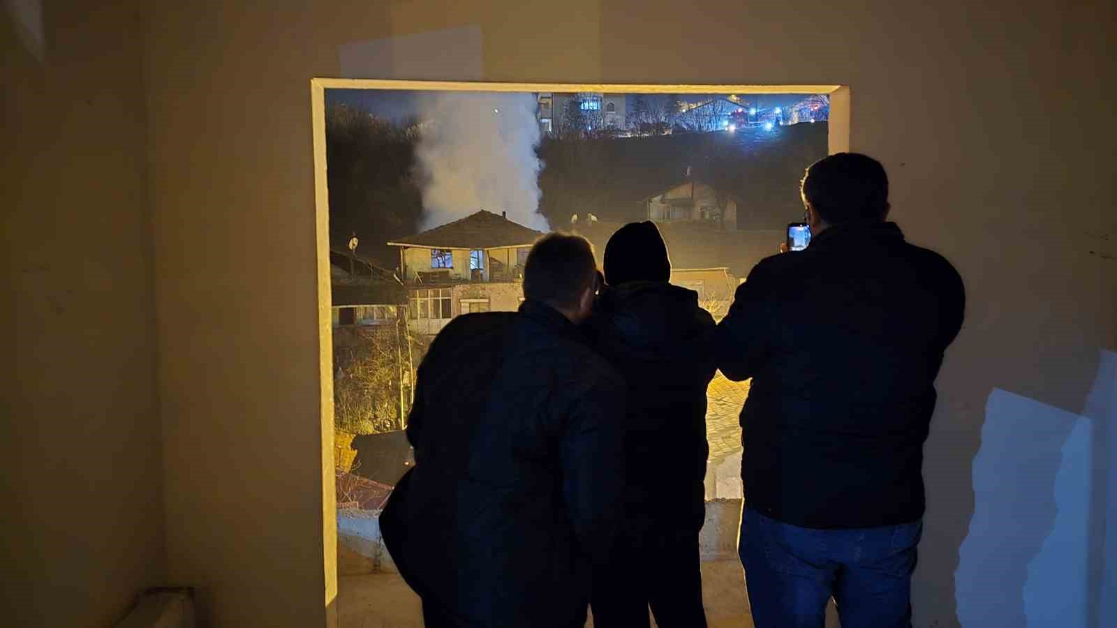 karabukte-3-katli-binada-yangin-mahsur-kalan-yasli-adam-kurtarildi