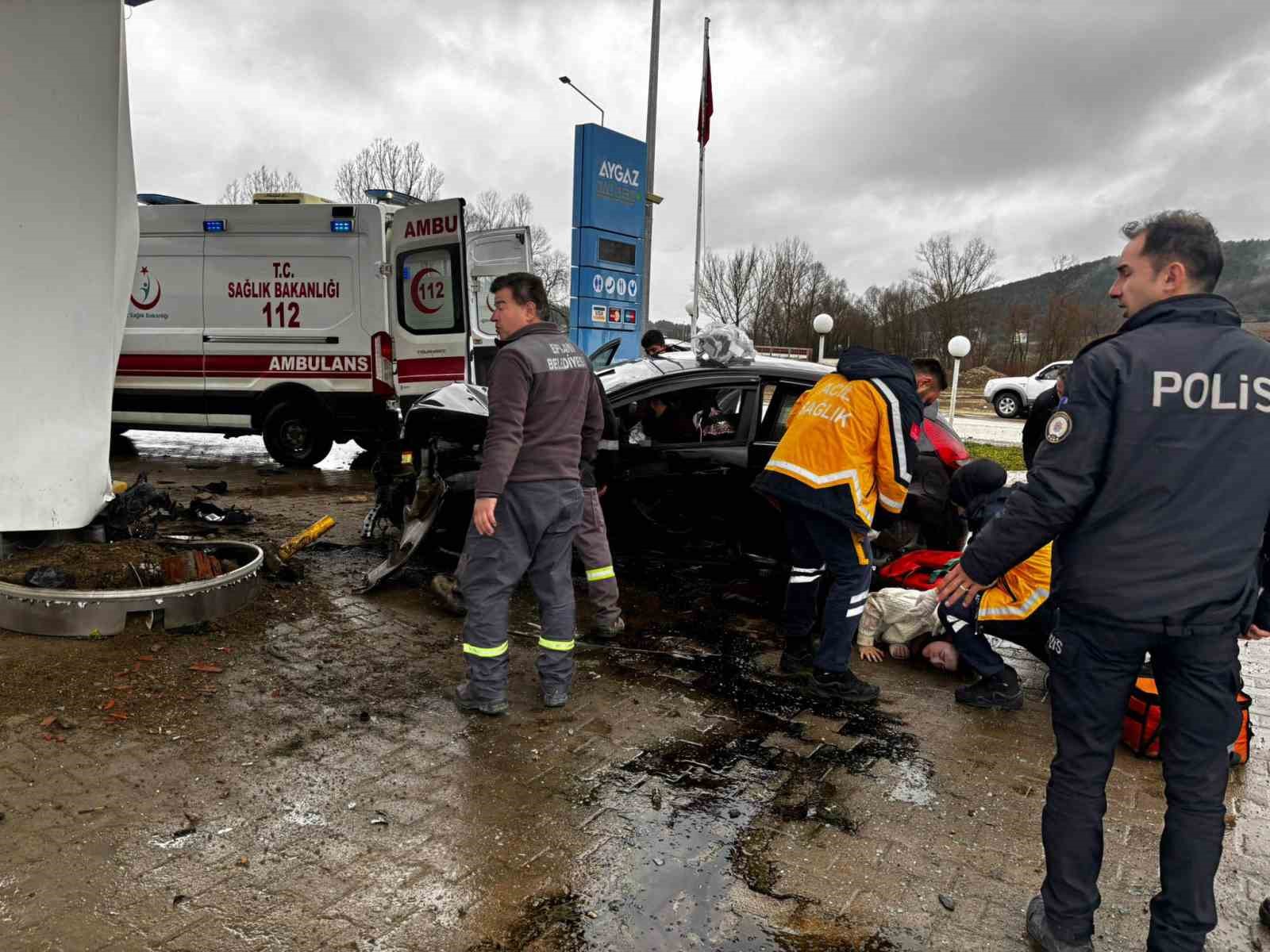 karabukte-lpg-istasyonuna-carpan-otomobildeki-5-kisi-yaralandi