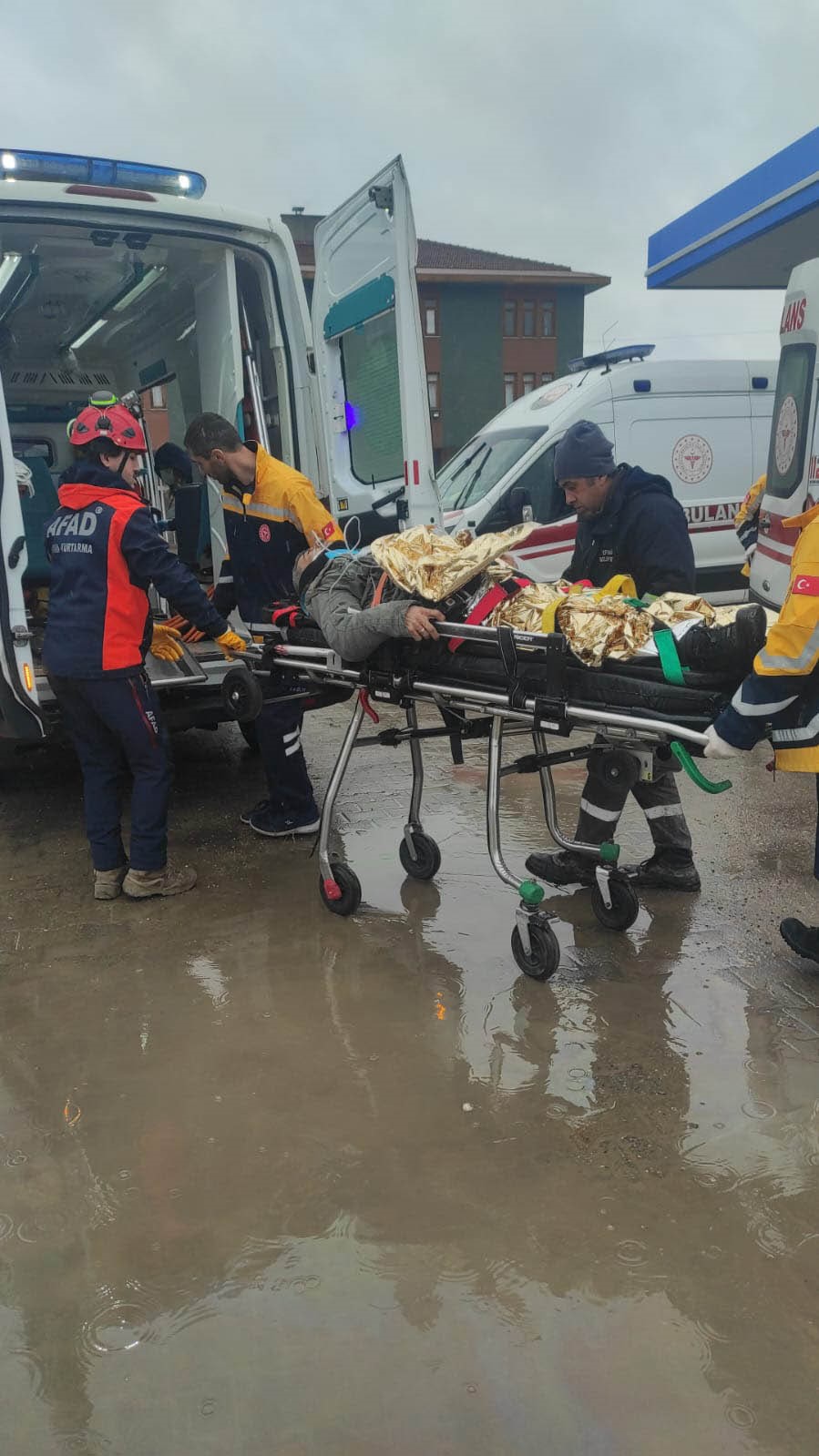 karabukte-lpg-istasyonuna-carpan-otomobildeki-5-kisi-yaralandi