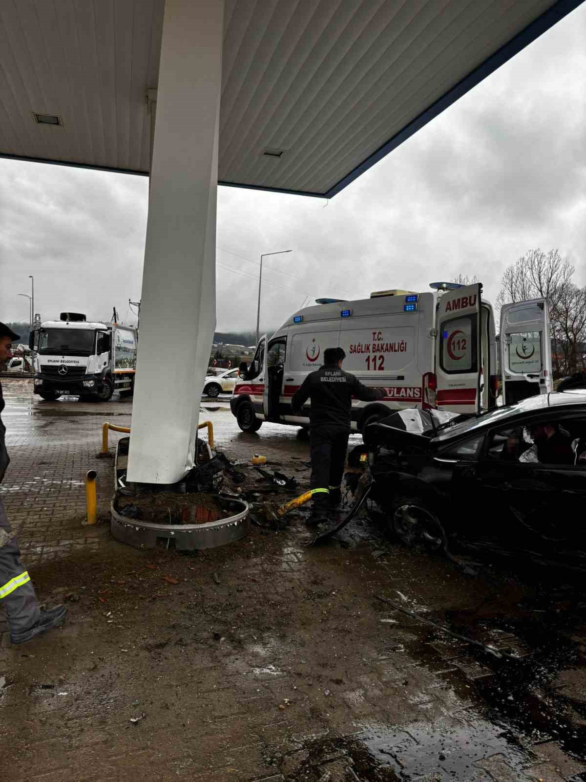 karabukte-lpg-istasyonuna-carpan-otomobildeki-5-kisi-yaralandi