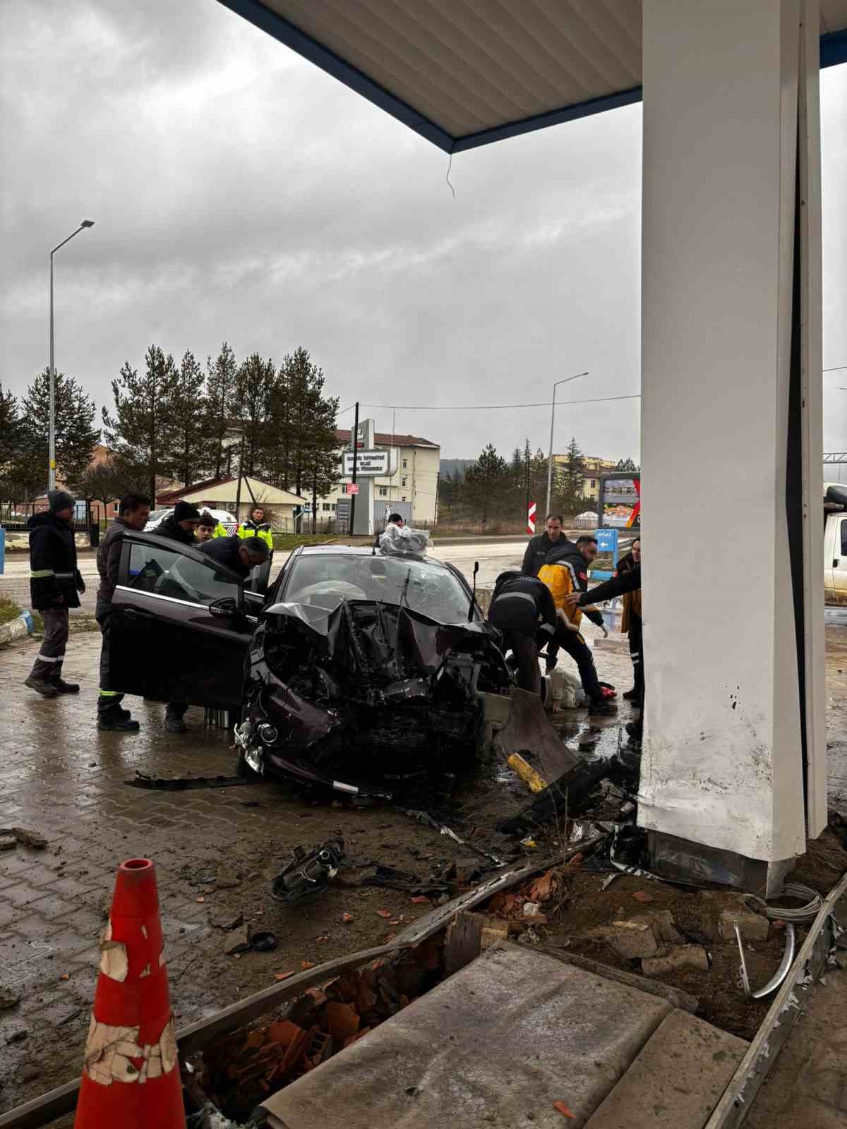 karabukte-lpg-istasyonuna-carpan-otomobildeki-5-kisi-yaralandi