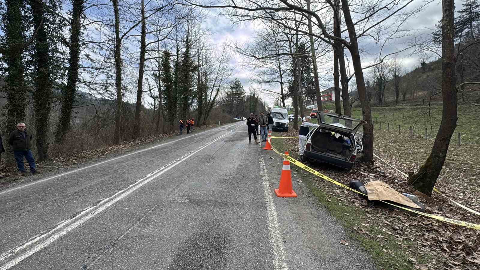 karabukte-otomobil-agaca-carpti-1-olu-2-yarali