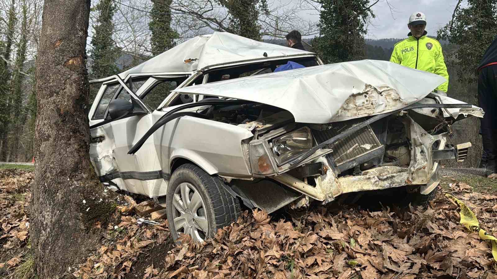 karabukte-otomobil-agaca-carpti-1-olu-2-yarali