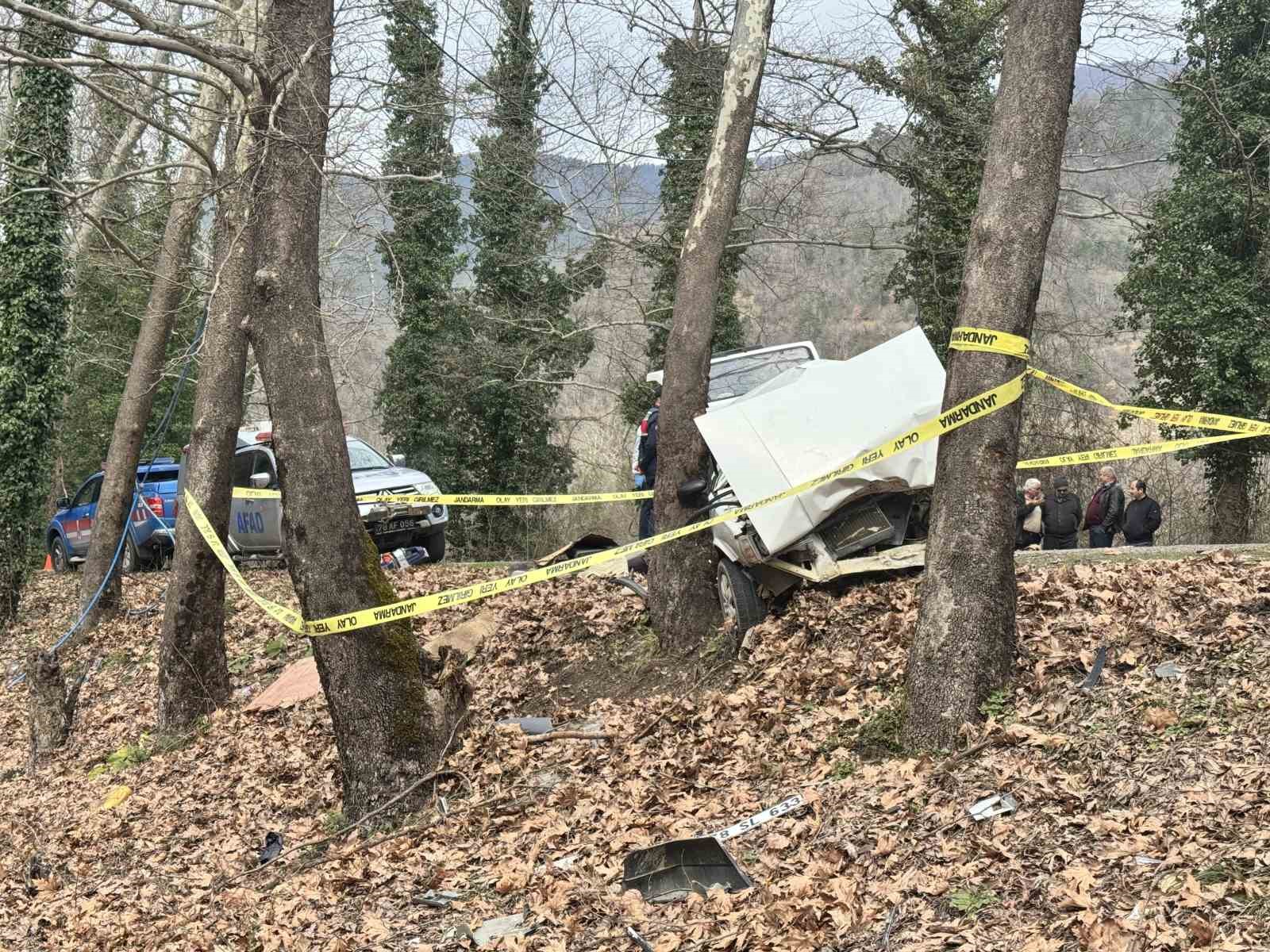 karabukte-otomobil-agaca-carpti-1-olu-2-yarali