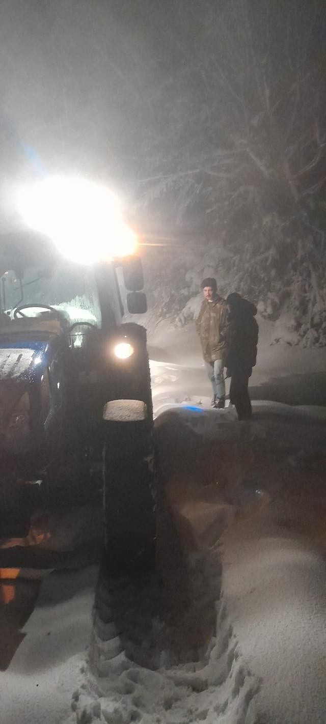 karli-yolda-mahsur-kalan-iki-kisi-kurtarildi